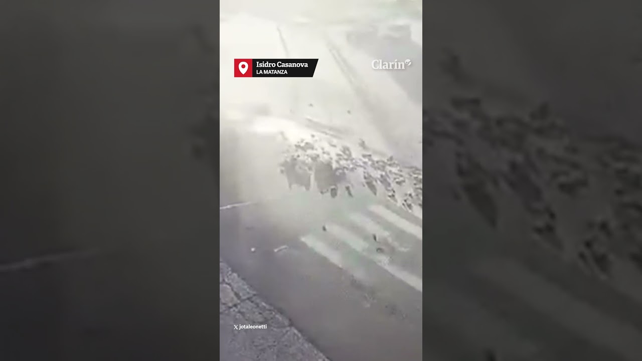 El momento del brutal choque entre un colectivo y un cami&oacute;n en La Matanza