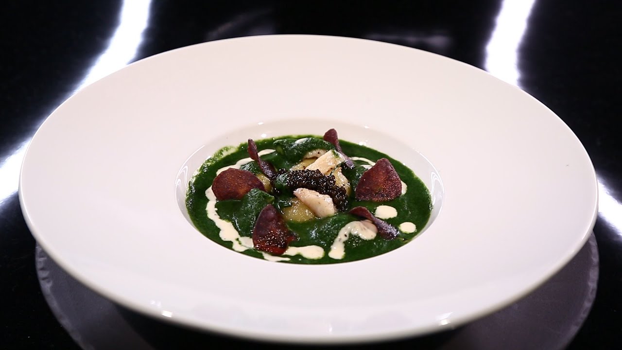 Velouté d’orties, billes et chips de pommes de terre, anguille fumée et caviar d’esturgeon