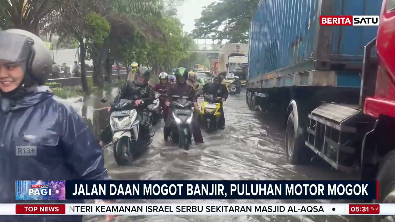 Daan Mogot Banjir, Pengendara Nekat Terobos Berujung Mogok #beritasatu