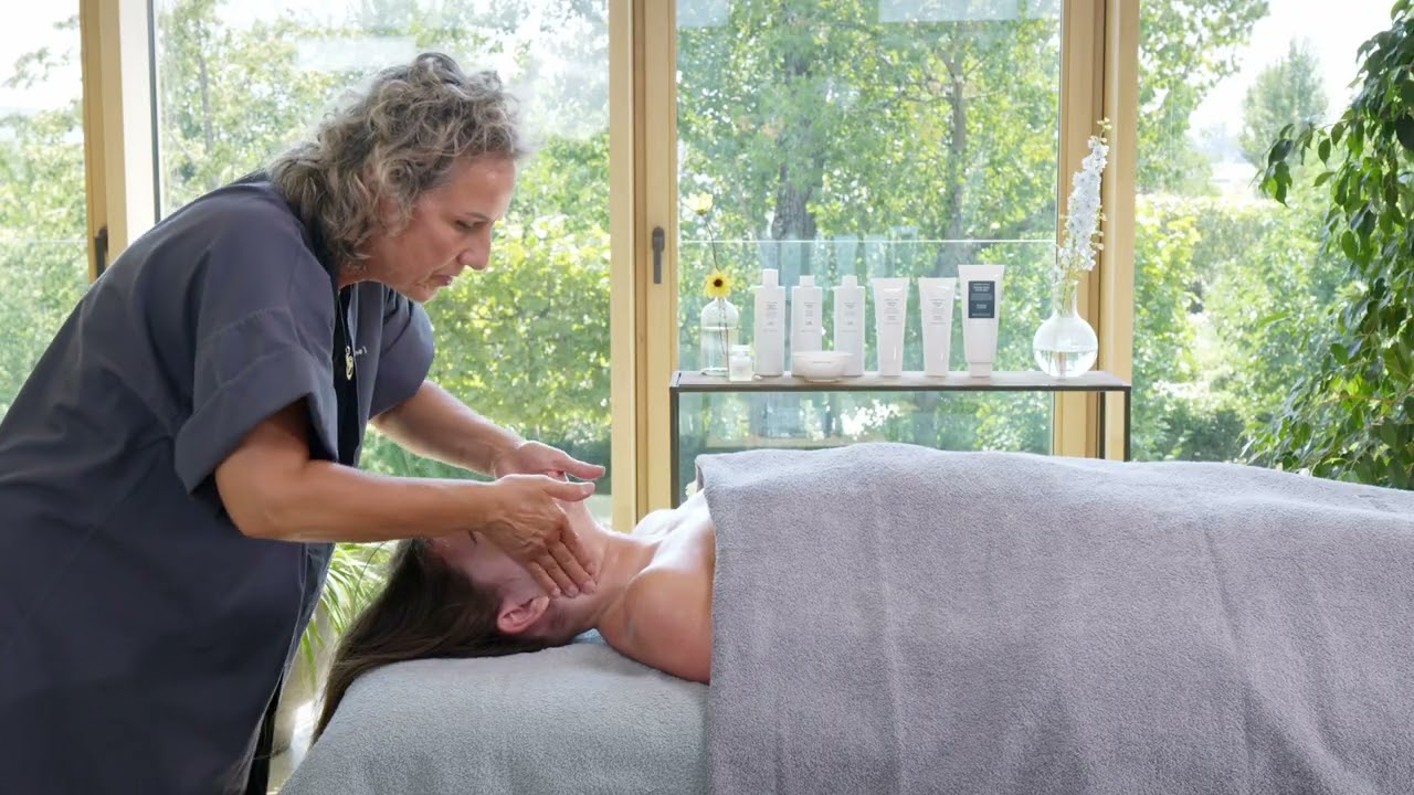Skin Preparation Cleanse + Exfoliate [comfort zone]