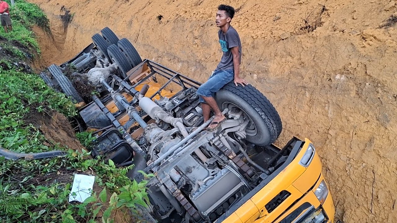 Truck  Bersenggolan Akhirnya Masuk Parit.