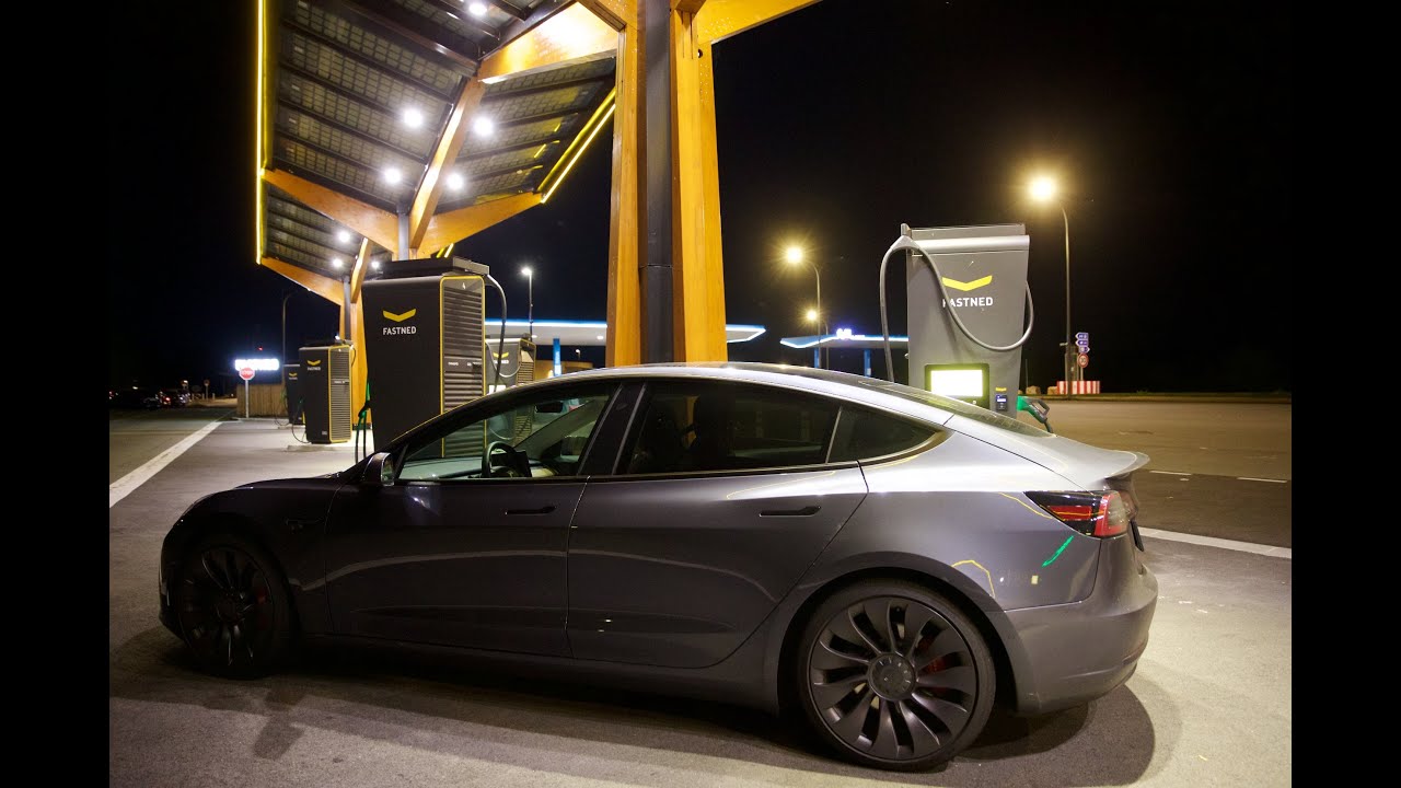 Op vakantie met een elektrische auto en opladen onderweg. 4K opname.