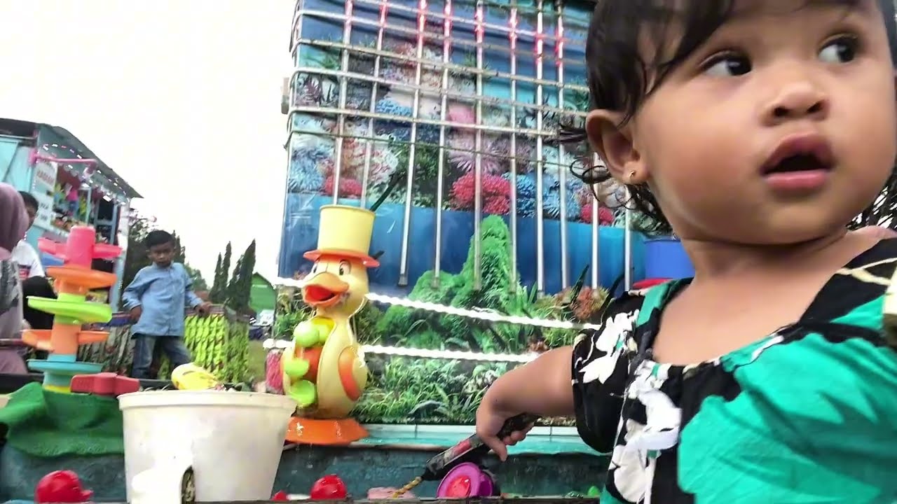 Khanza mancing ikan sama mamah papah di alun alun