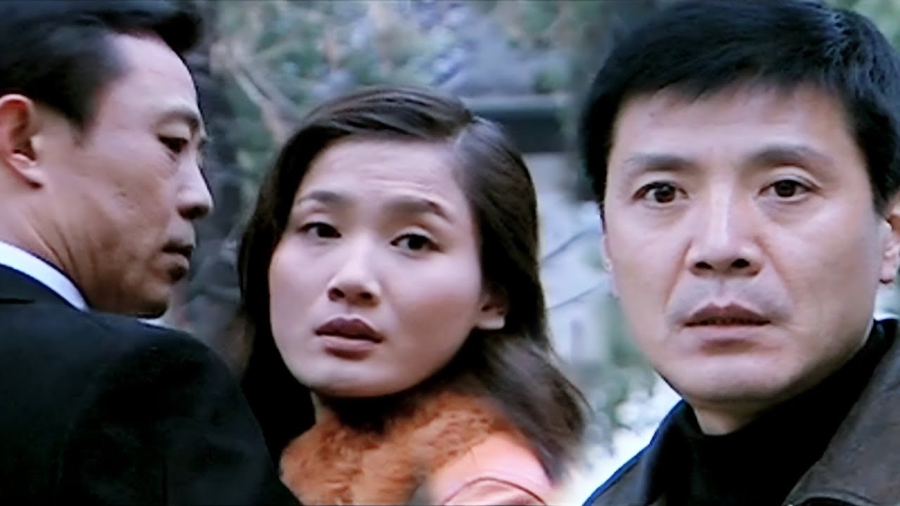 妻子竟和第三者當眾秀恩愛，丈夫不忍了直接上前教訓他們！