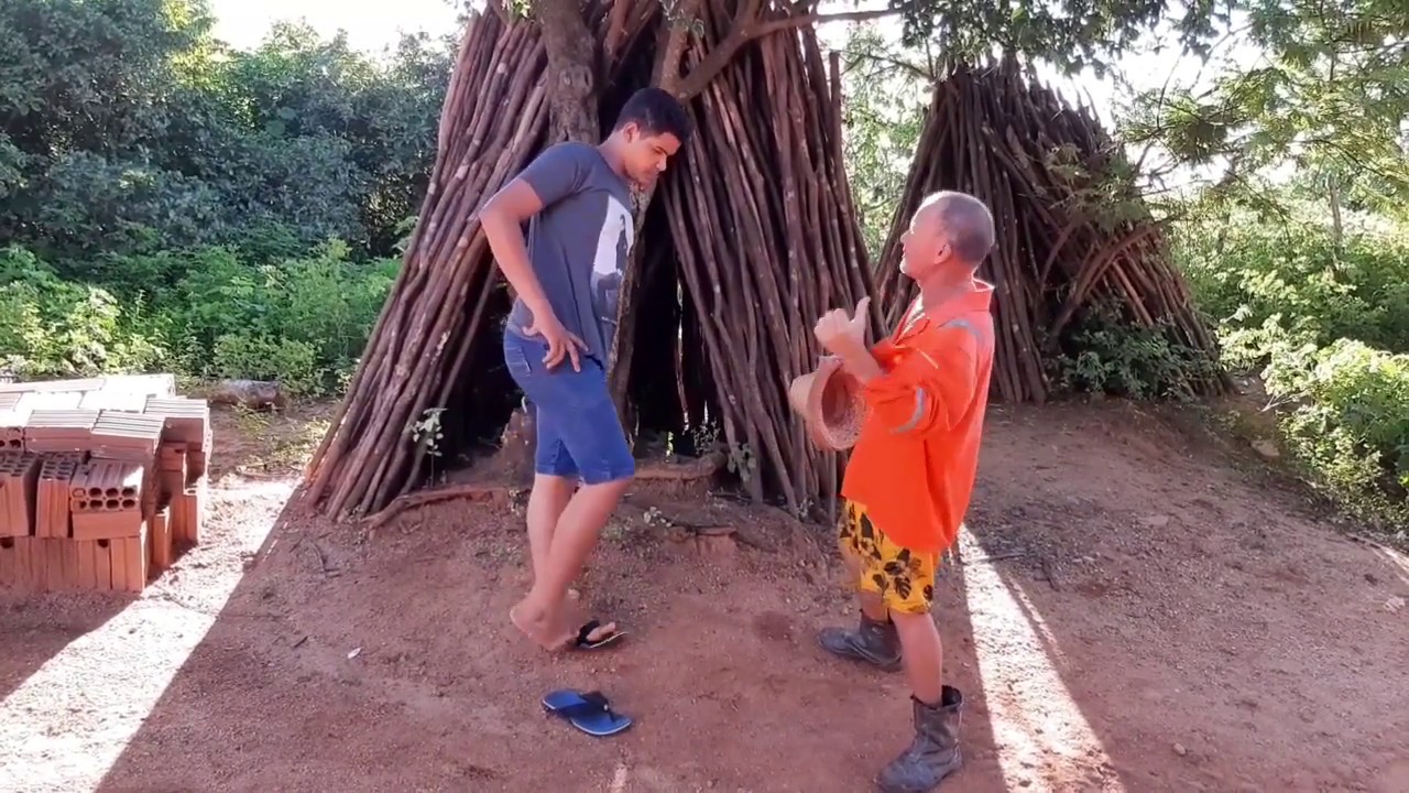 Seu Antonio acorda seu mane com água na cara