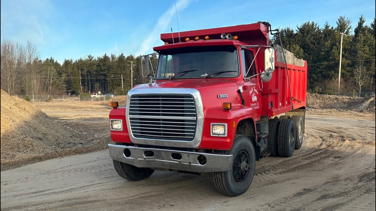 HAULING SAND WITH THE L9000 DUMP TRUCK.  L10 CUMMINS STRAIGHT PIPED. ￼