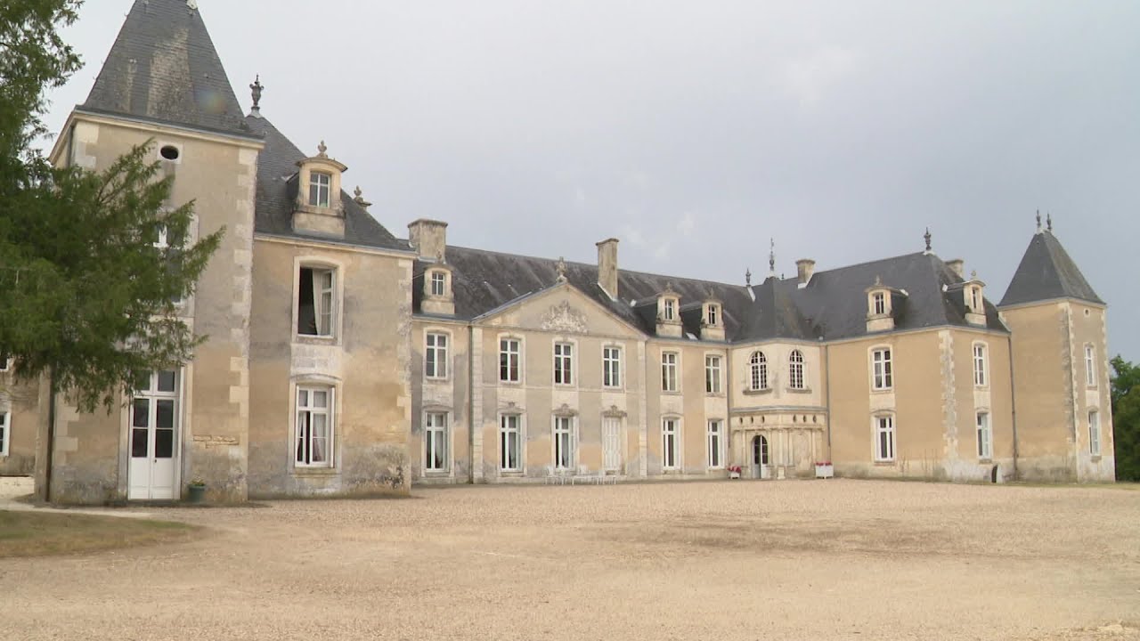 Port-d'Envaux en Charente-Maritime : visite du château de Panloy et restauration du pigeonnier
