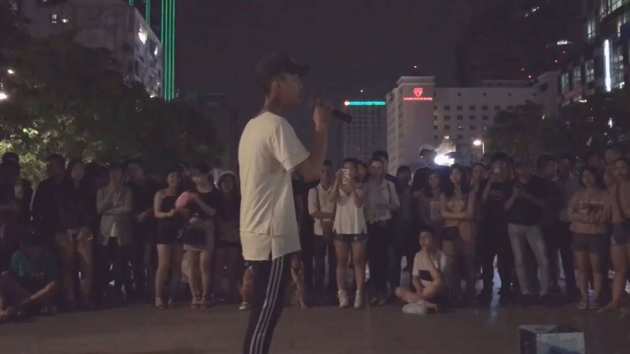 Bản live mộc mạc ng&agrave;y xưa của Đạt G tại Phố Đi Bộ Nguyễn Huệ