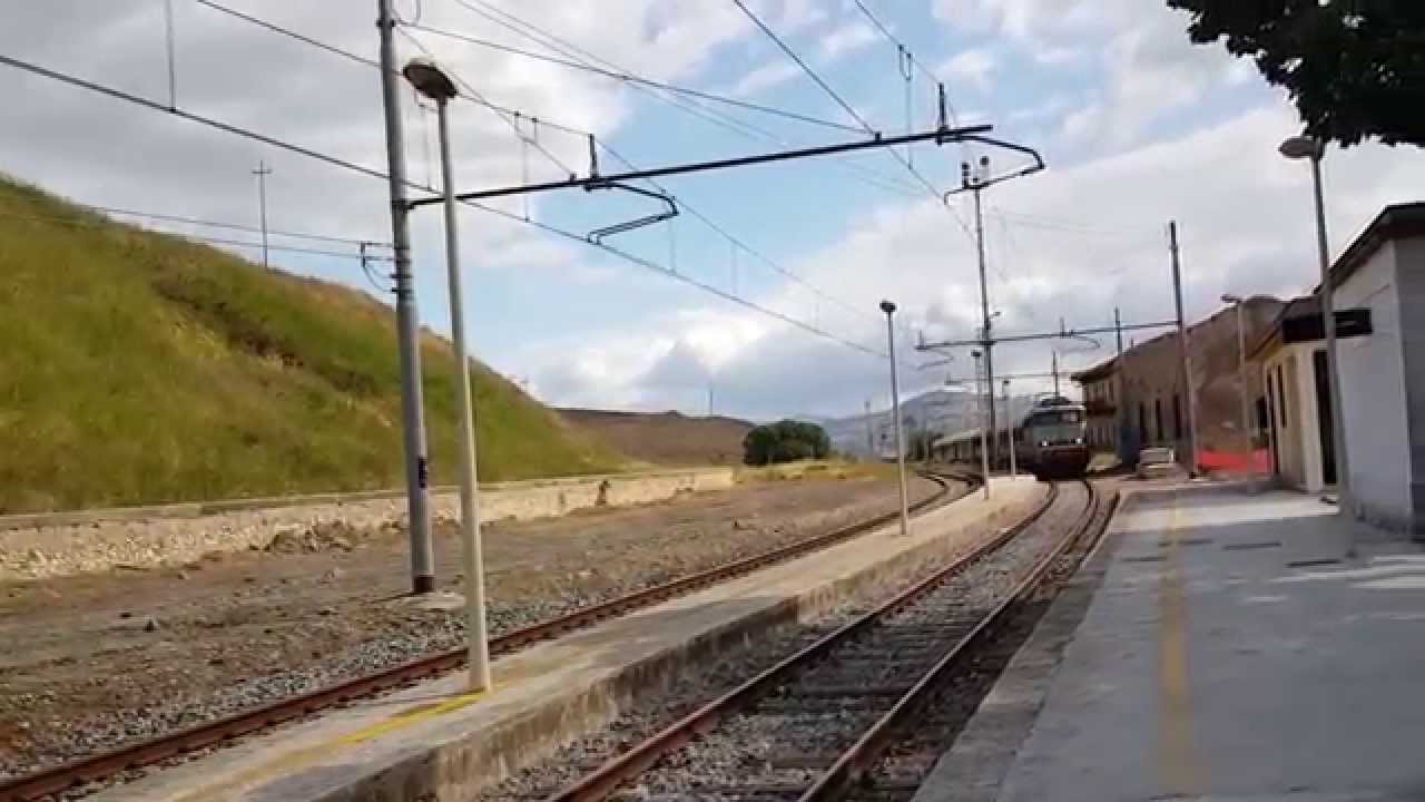 Arrivo del treno storico alla Stazione di Lercara Bassa