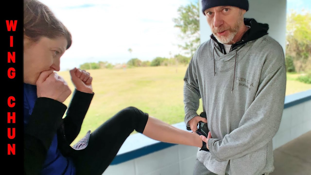 Удары ногами в стиле Вин Чун на ближней дистанции — основная техника Джит Кун До