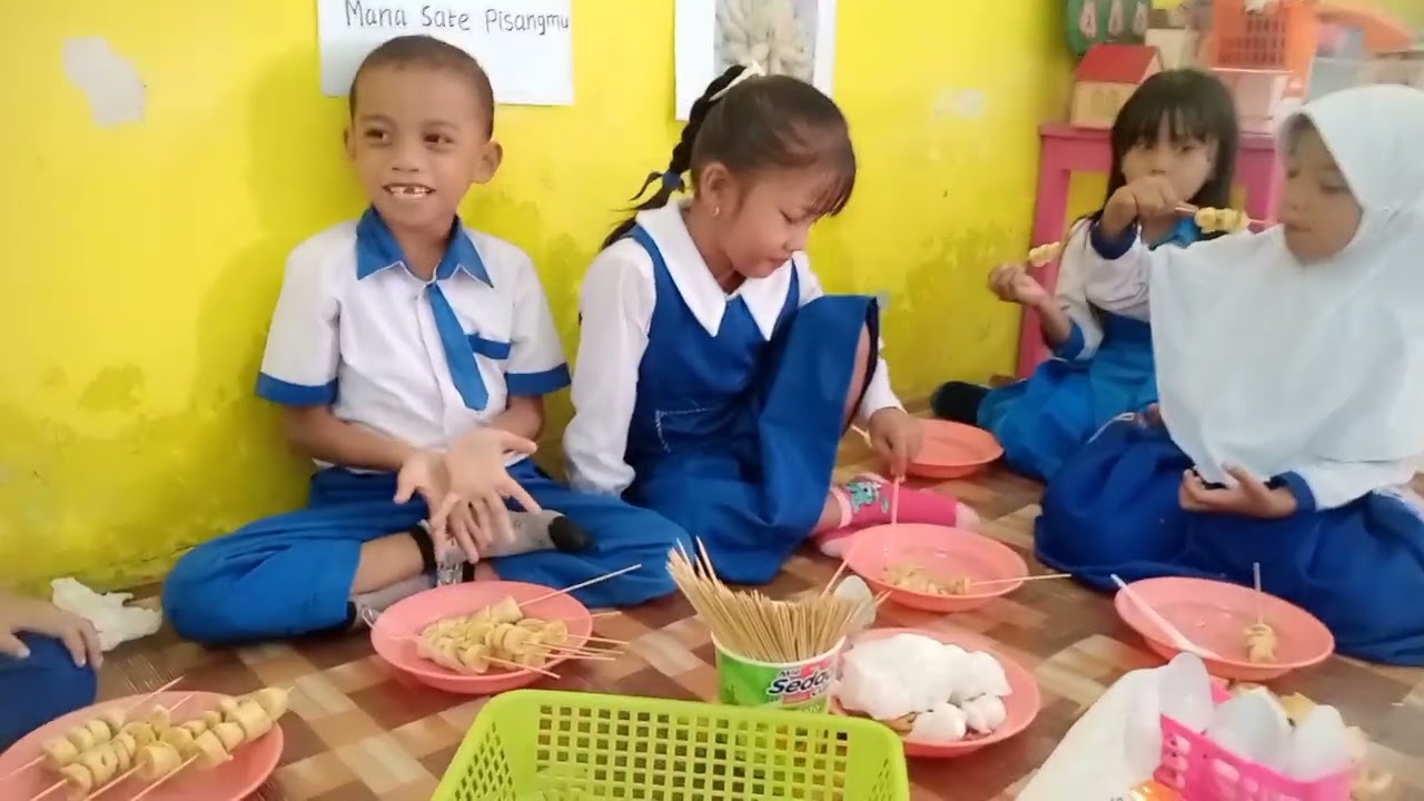 Kegiatan Main Yang Menggunakan Media Loose Part Tema Tanaman Buah Pisang