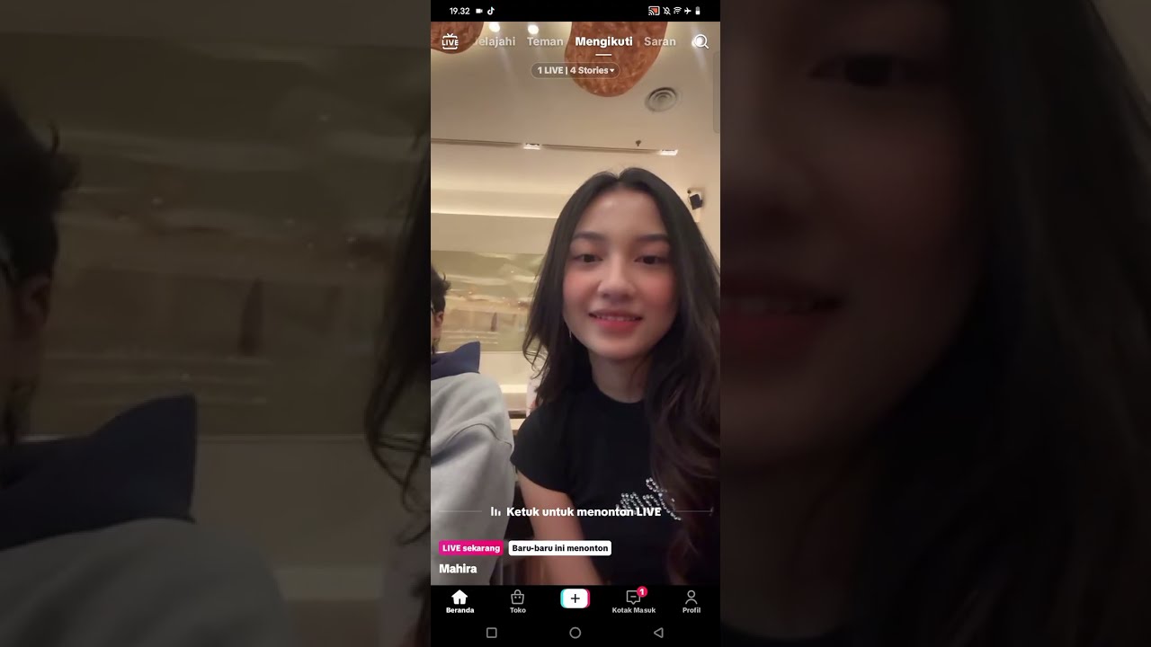 Mahira kanis live bareng asisten