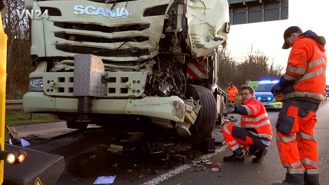 VN24 - Грузовик с тяжелым погрузочным краном врезался в пробку на трассе А1