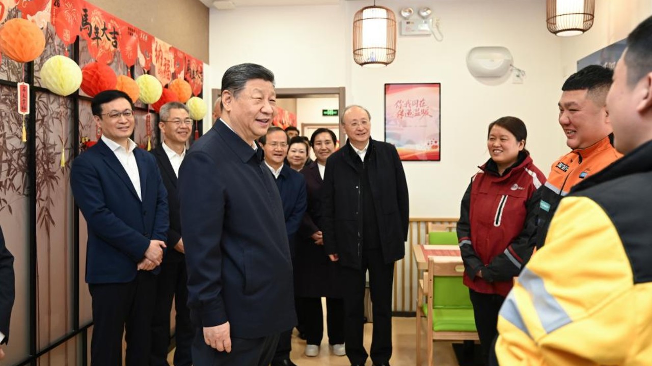President Xi meets delivery workers ahead of Spring Festival