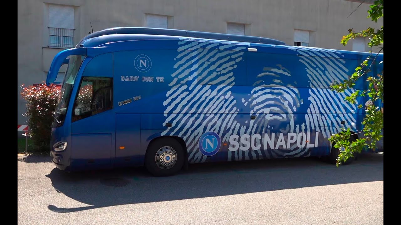 Udine, il pullman del Napoli campione in partenza dall'hotel verso l'aeroporto