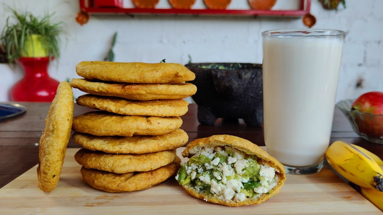 Gorditas de requesón + agua de plátano bien fría 🍽️🍌”