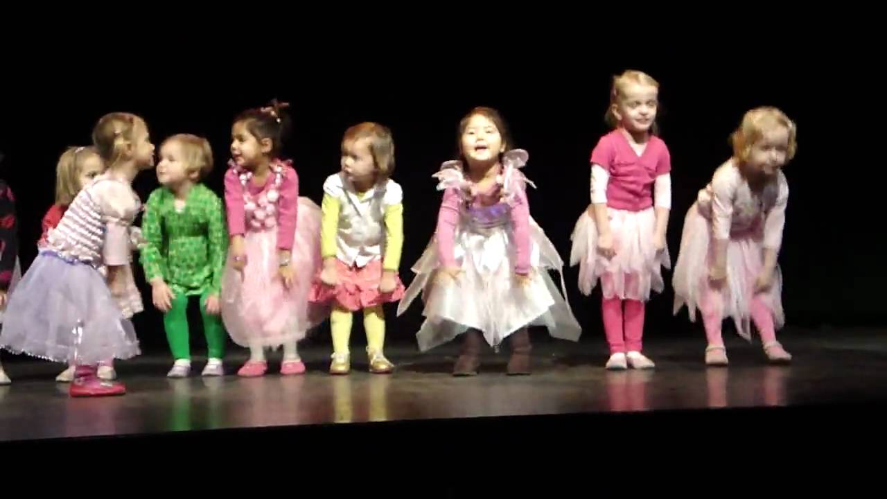 Met de vingertjes met de vuistjes