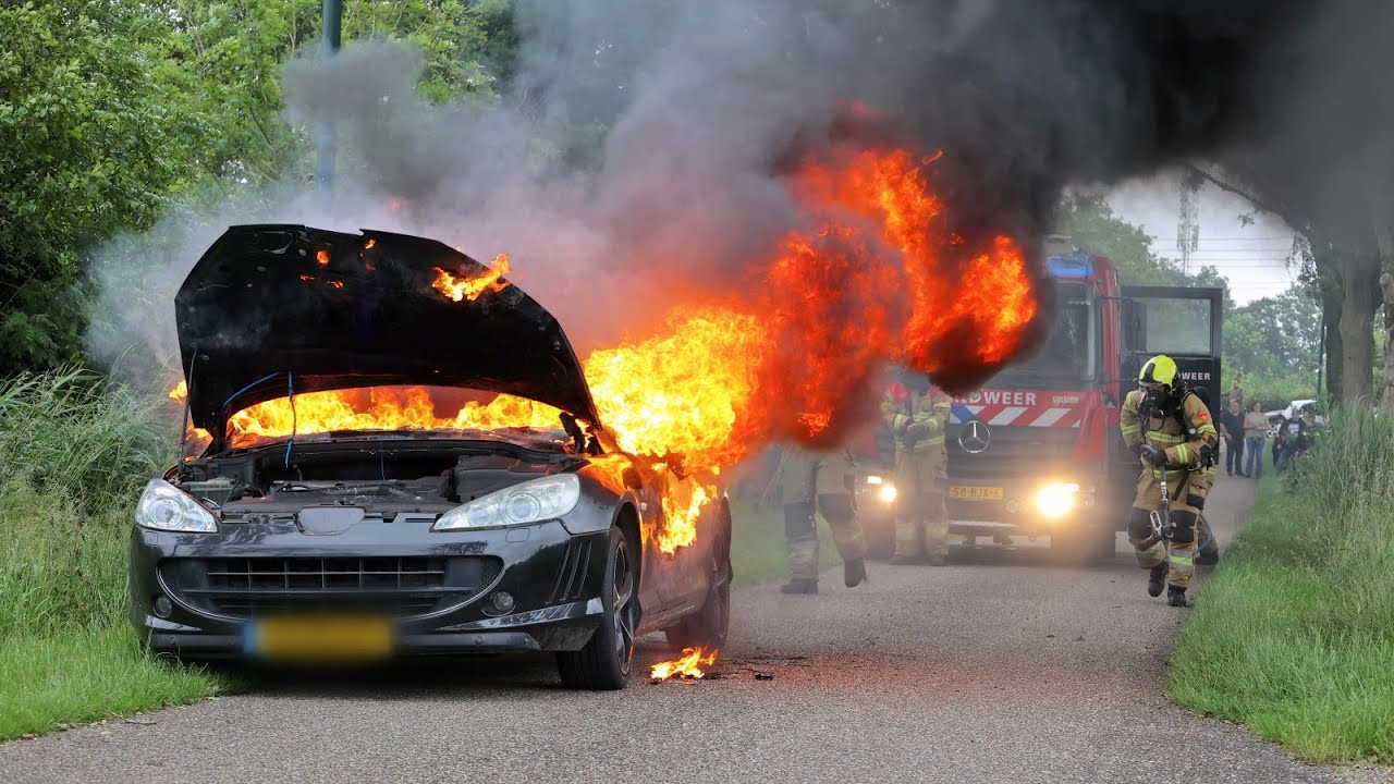 Peugeot gaat volledig in vlammen op in de Oostenakkerstraat Oss - Brandweer Oss met spoed in actie