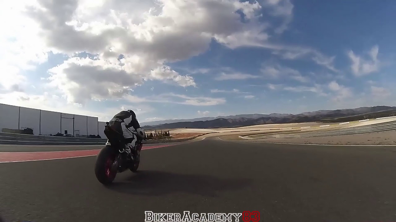 Yamaha R1M vs  Aprilia RSV4 RF Circuito de Almeria track day battle!