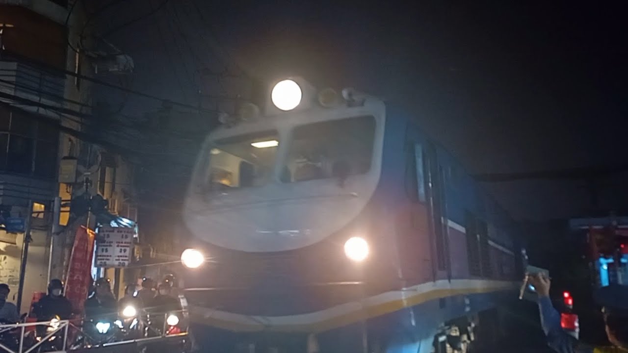 (Tàu Tết 2026) D19E-971 kéo tàu SE4 (19:34 10/2/2026)
