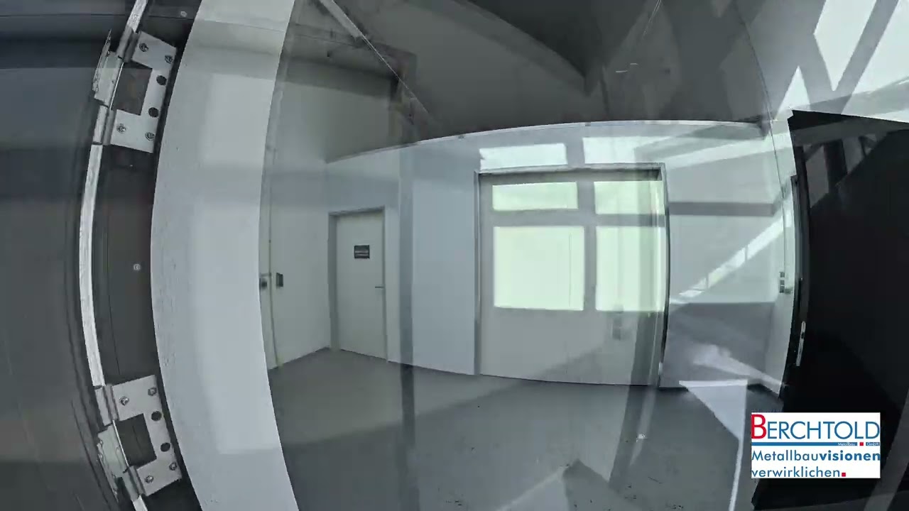 Fensterfront mit elektrischen Kipp-Oberlichten, Notausgangst&uuml;ren in Neumarkt 👀 Fritz Berger Camping
