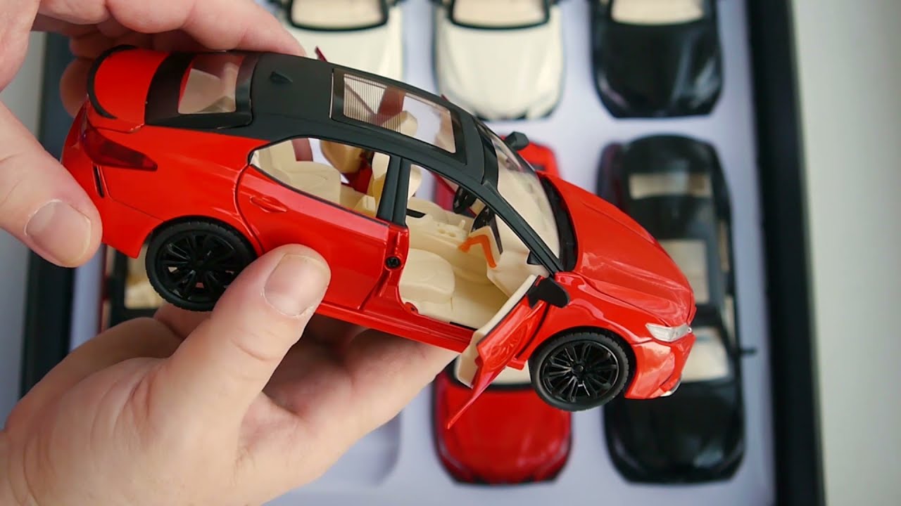 Toyota Camry машинка в масштабе 1/24 открываются двери, багажник, капот, горят фары, звук длина 20см