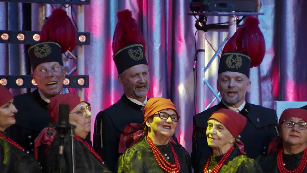 ZESPÓŁ ŚPIEWACZY “KAROLINKI” - Nie chodź koło róży