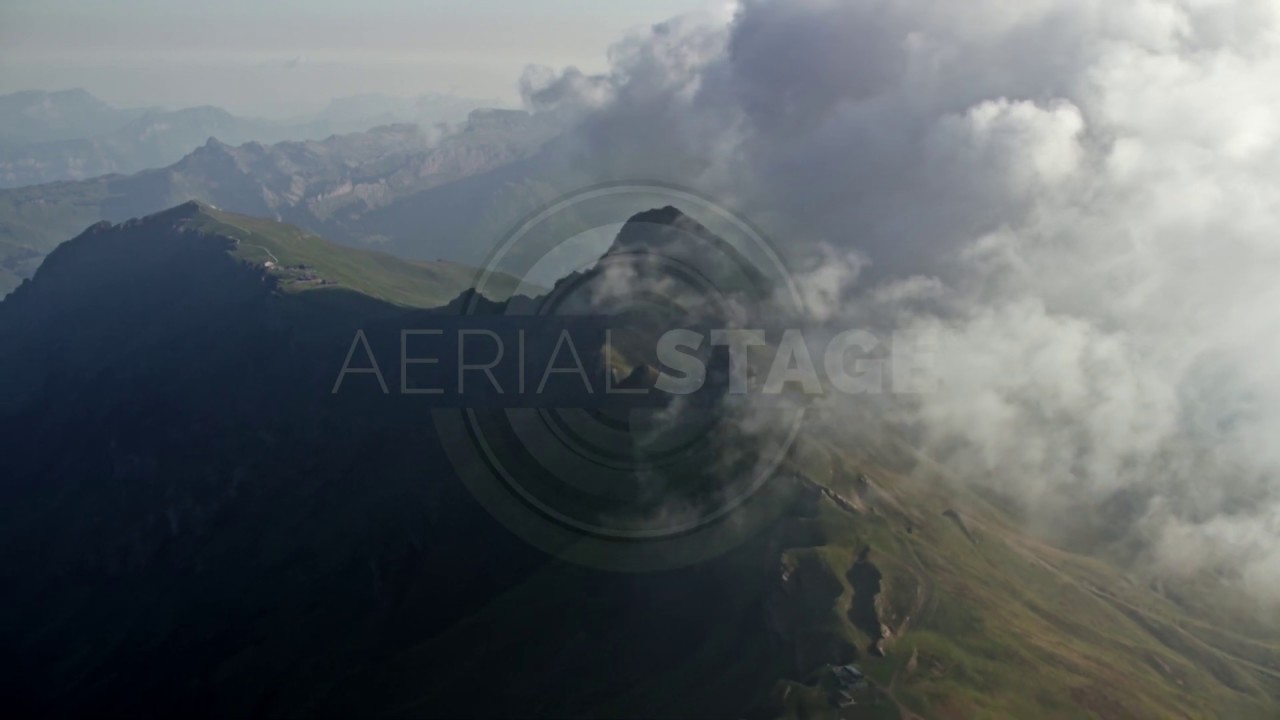 Epische Luftaufnahmen Schweiz, 4K epic clouds in Switzerland Berner Oberland Stock Video Footage