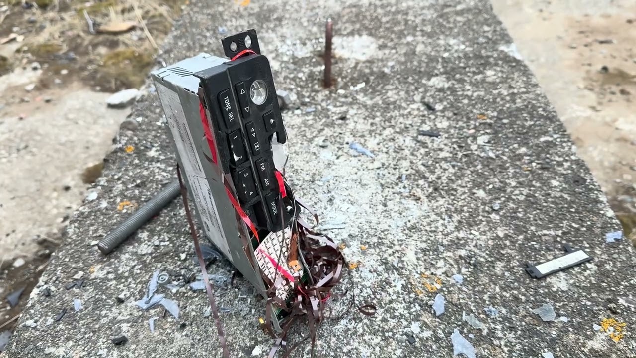 уничтожение автомобильной магнитолы