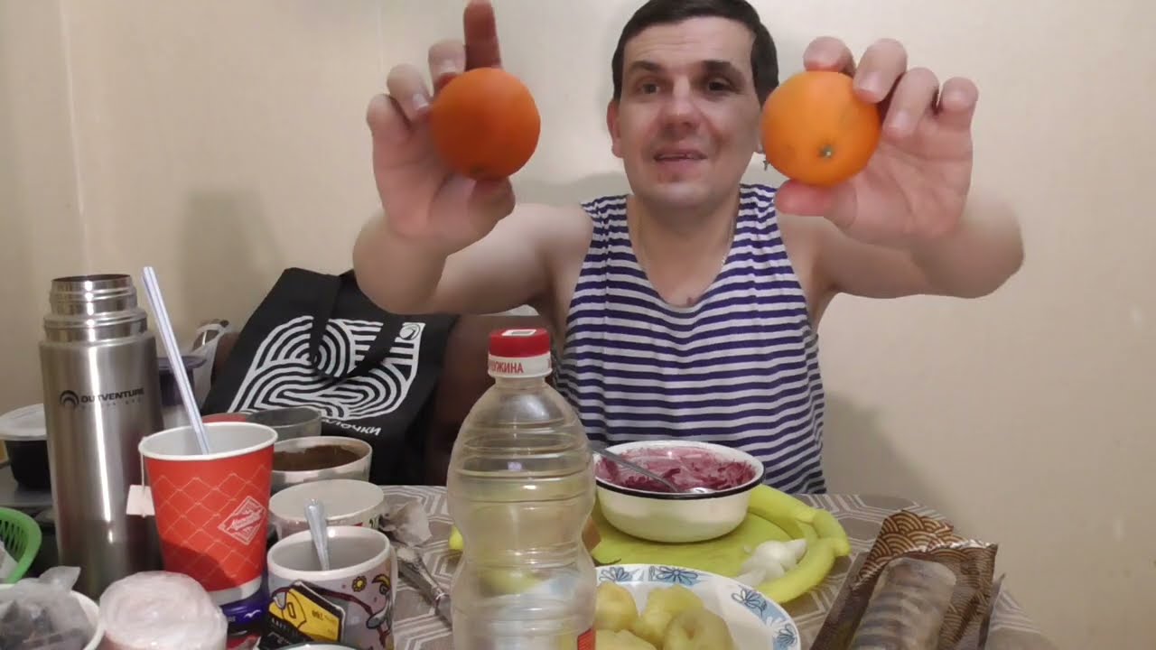 Обжор мукбанг вареная картошка в мундире со скумбрией холодного копчения