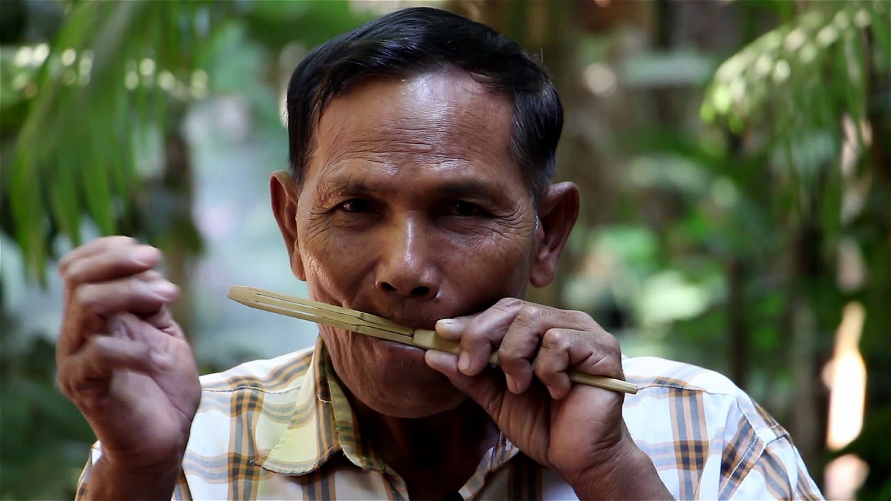Krak Chi plays bamboo Angkuoch