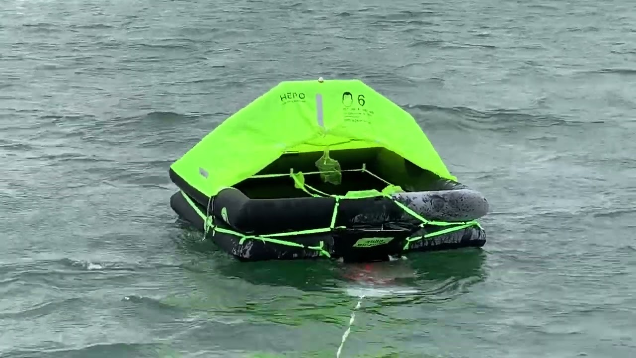 Percussion d'un radeau de sauvetage HERO en conditions extremes (rafales à 90 km/h, 5°C).