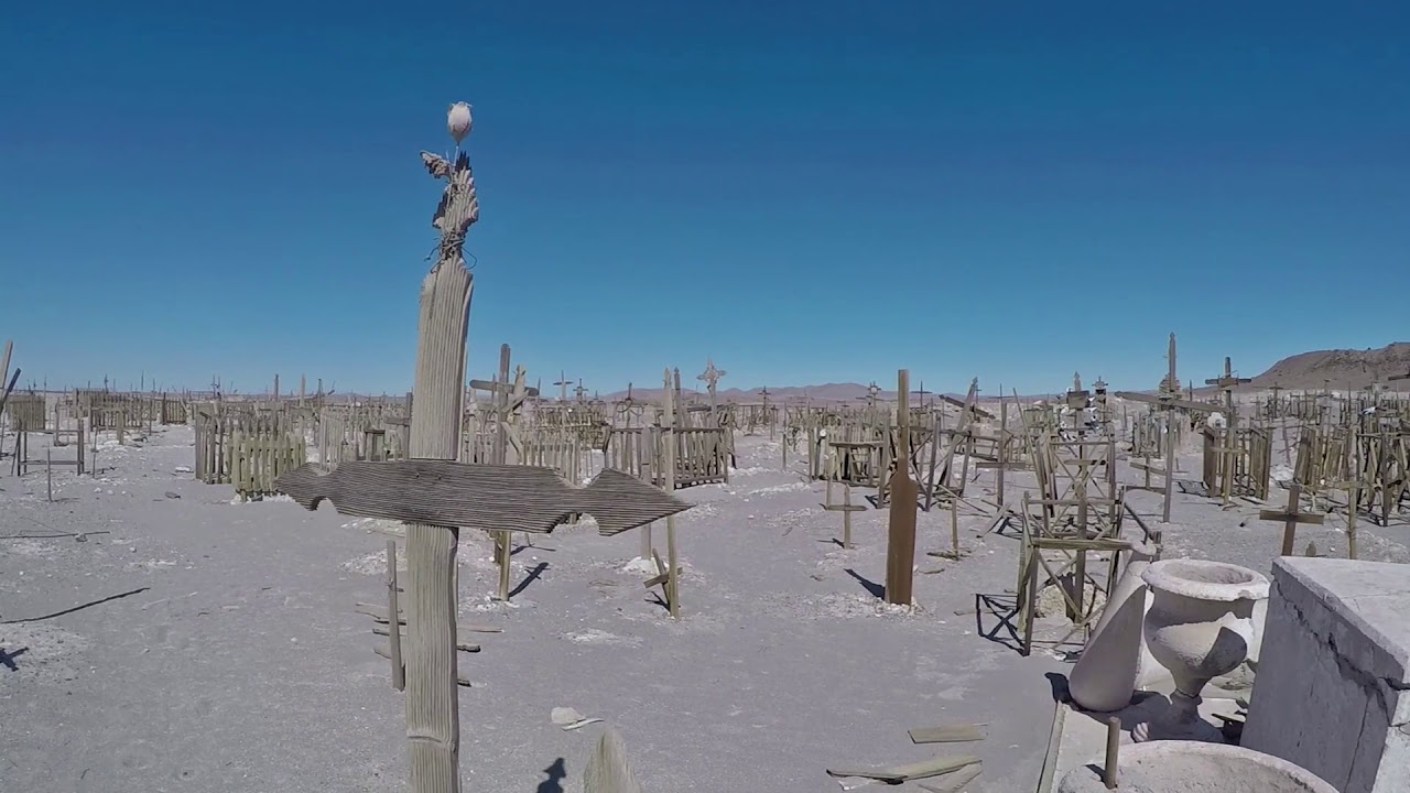 Esplorazione di un cimitero abbandonato, sperduto nel deserto di Atacama, Urbex in Cile.