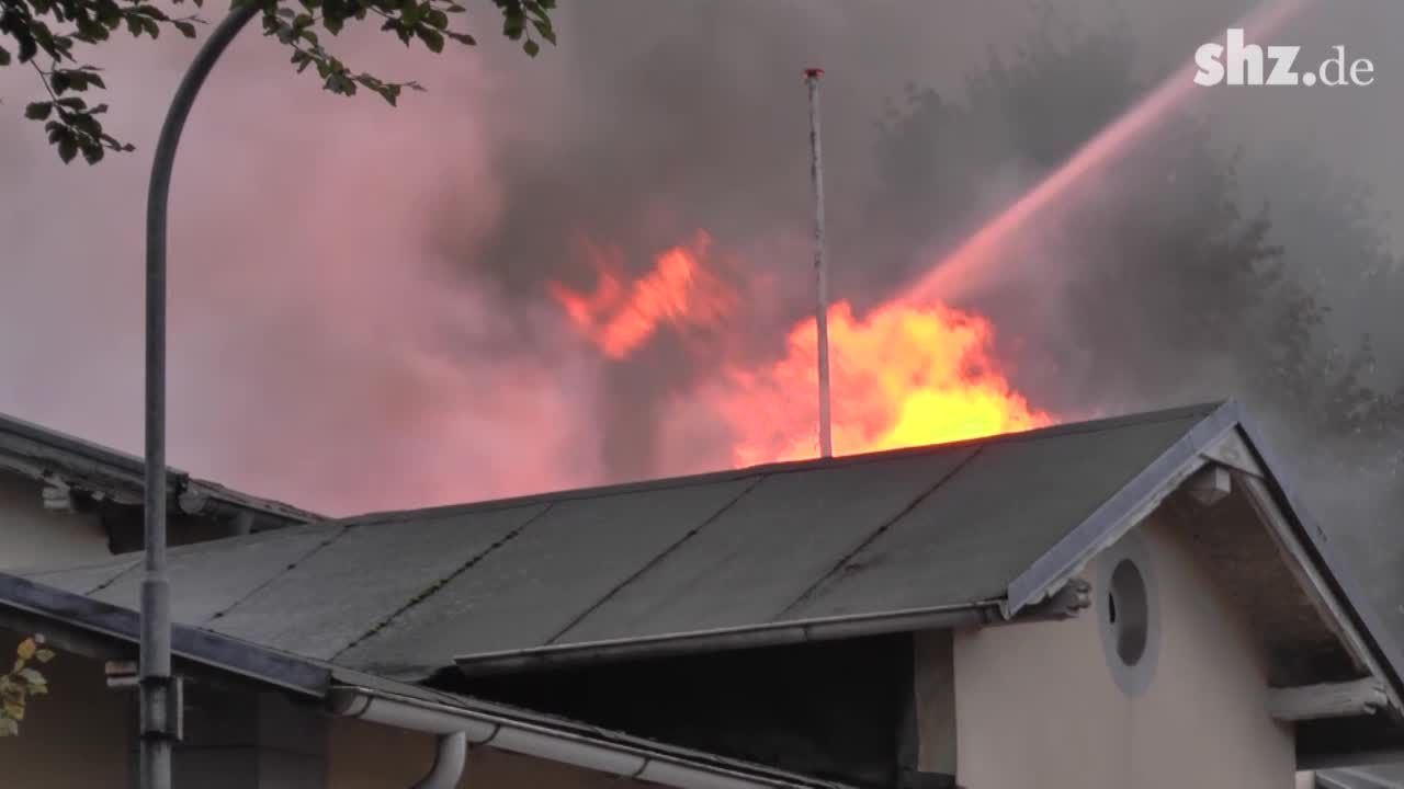 Satrup: Feuer zerstört ehemaligen Gasthof - auch Müllcontainer und Pkw brennen