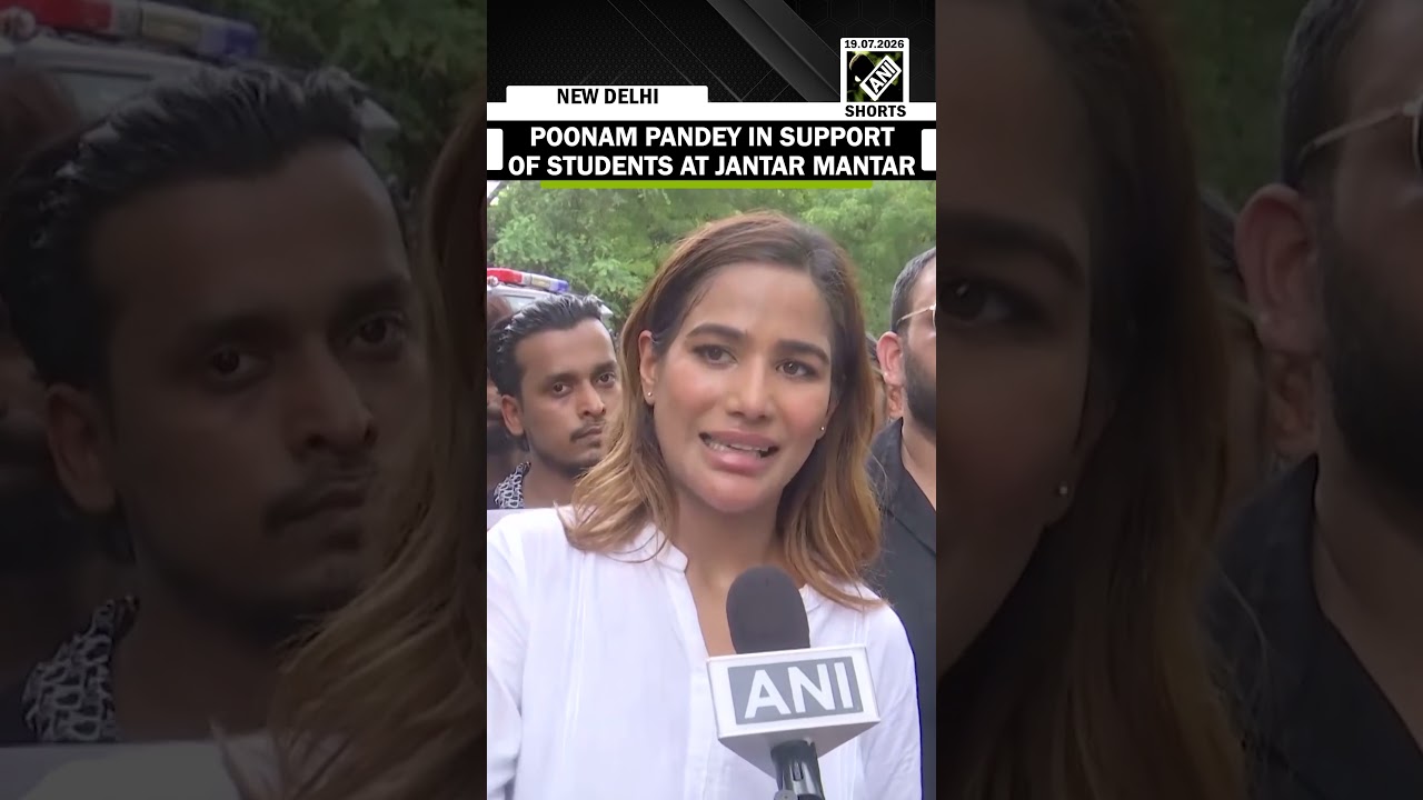Poonam Pandey arrives at Jantar Mantar to support students&rsquo; protest & march to parliament | CJP