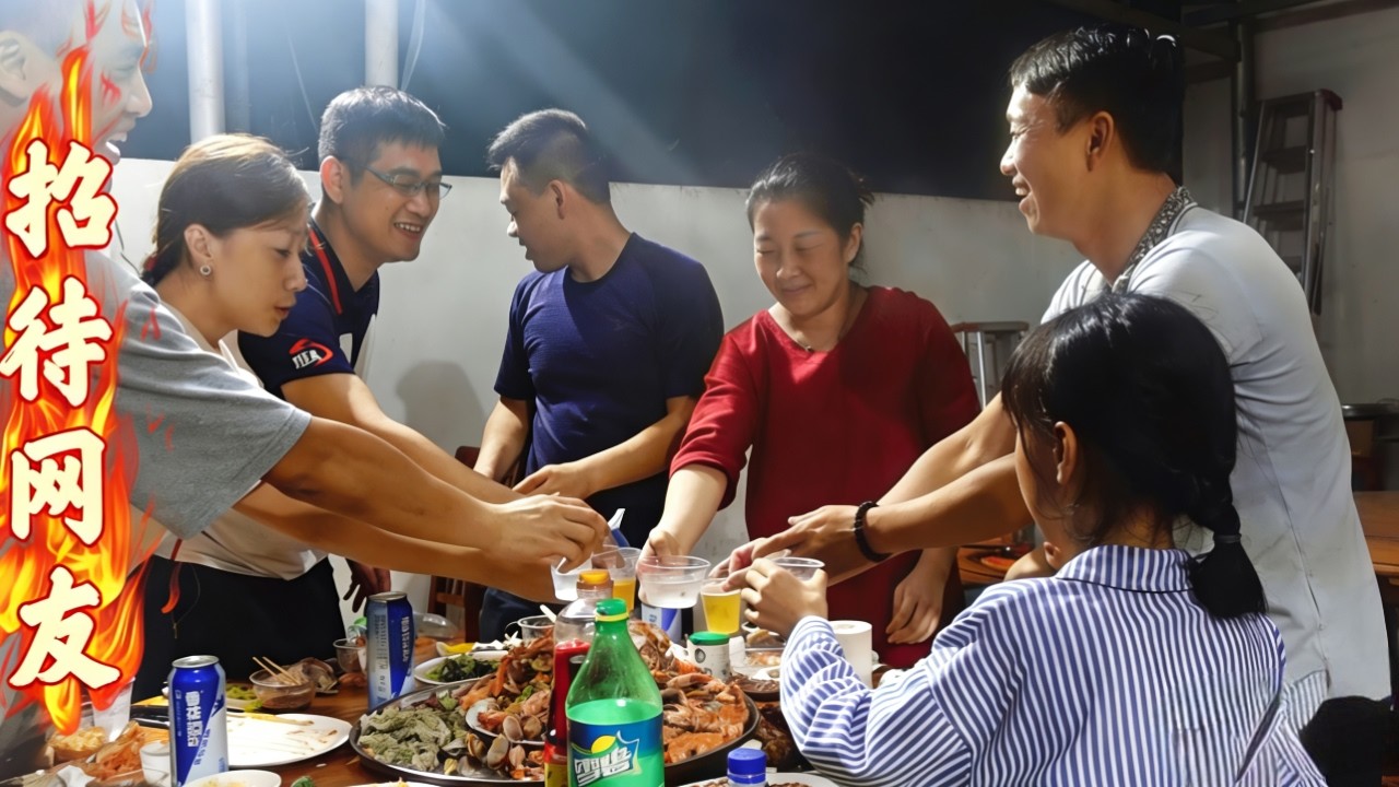 夜宵店生意火爆，阿壮采购一大堆山珍海味，网友和客人们吃嗨了