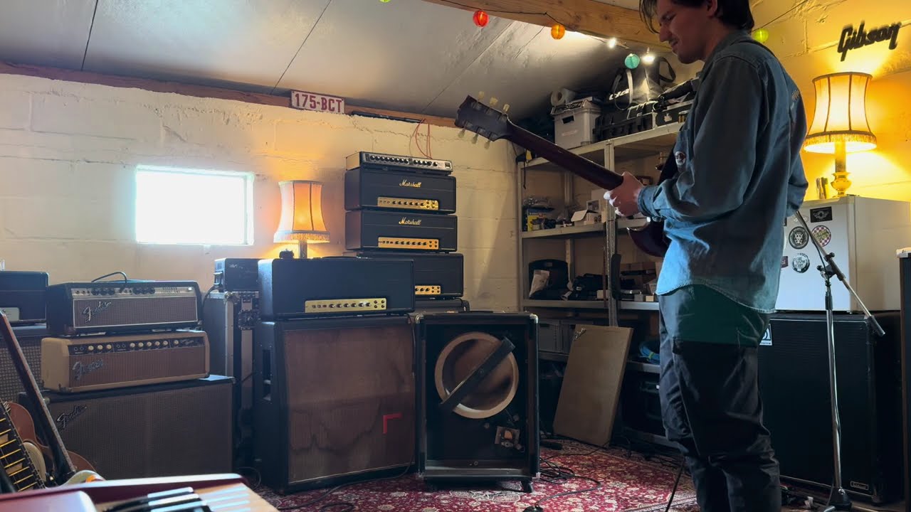 Milo Meskens Test Driving a 1964 Gibson SG Standard and the Solodallas Orbiter Fuzz