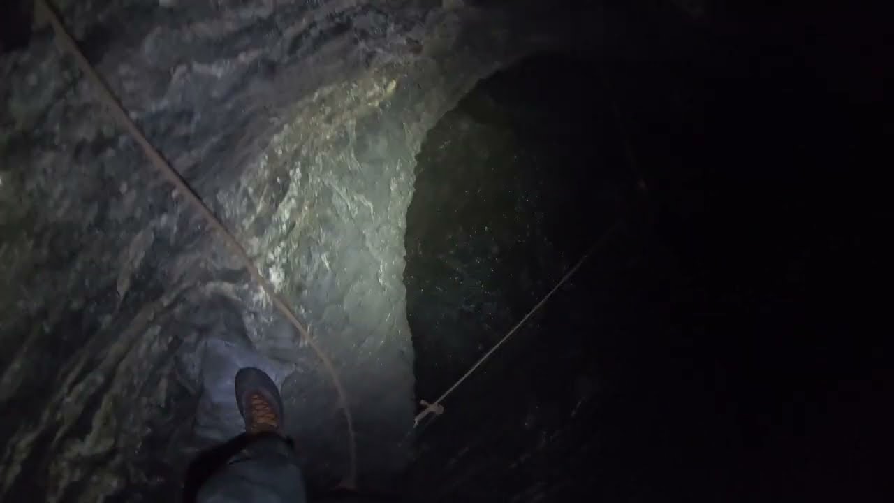 Speleologie a la grotte des Eaux Chaudes