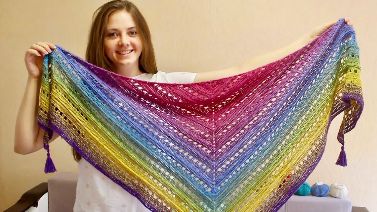 ТРЕУГОЛЬНАЯ шаль КРЮЧКОМ со средней линией. 