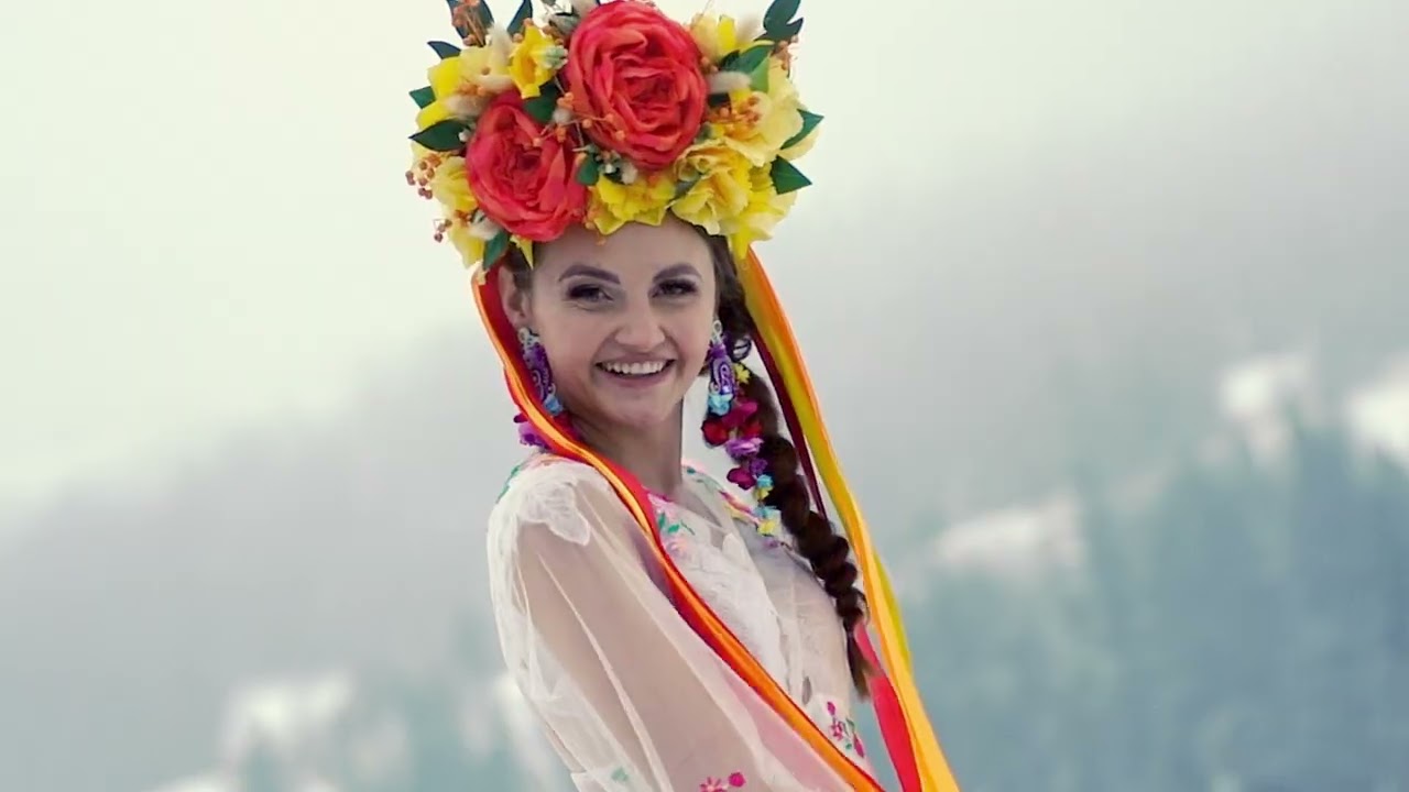 🌿 **Folkowa magia sukni DeVu w sercu Tatr – sesja z Miss Podhala** 🌿