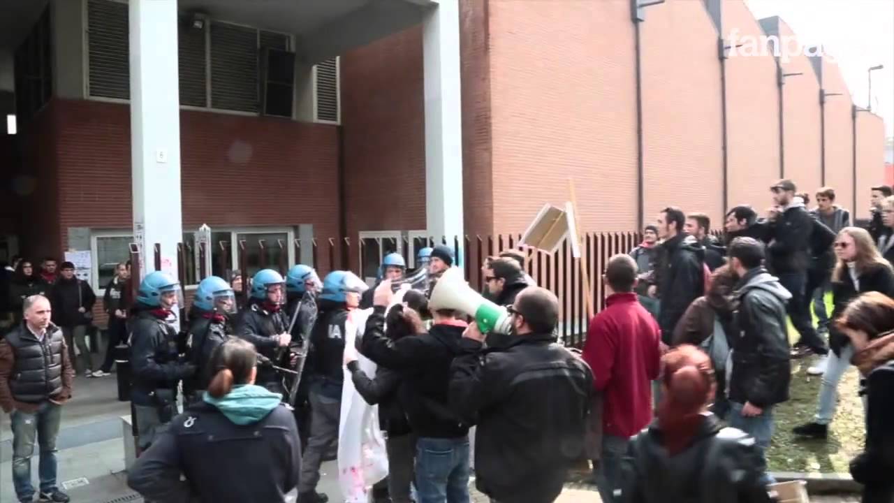 Torino, scontri all'università tra autonomi e polizia