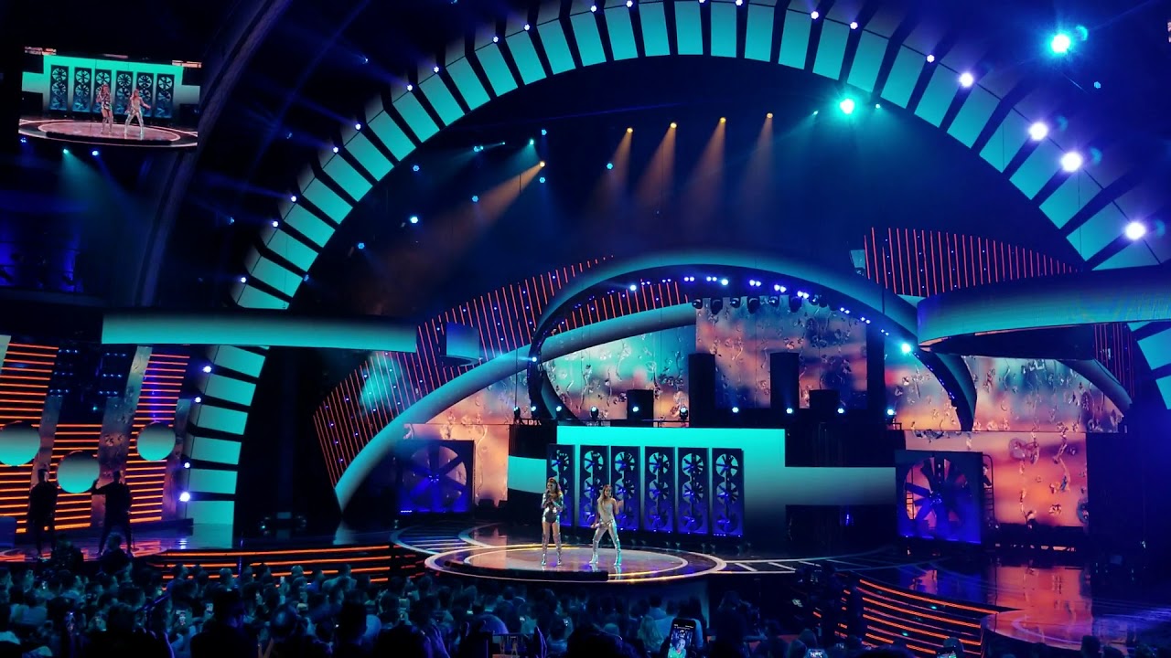 Latin AMAs 2018 - Leslie Grace Becky G CNCO Diganle - Live Performance
