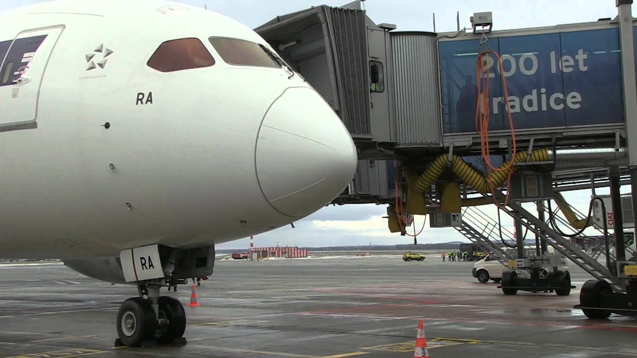 Boeing 787 Dreamliner společnosti LOT v Praze