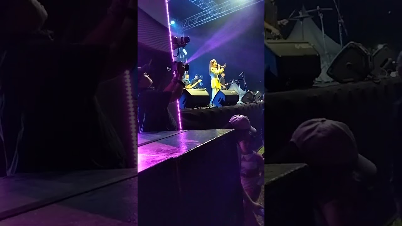 Putri isnari  sama suaminya dan bang Fariz konser di alun alun kajen pekalongan