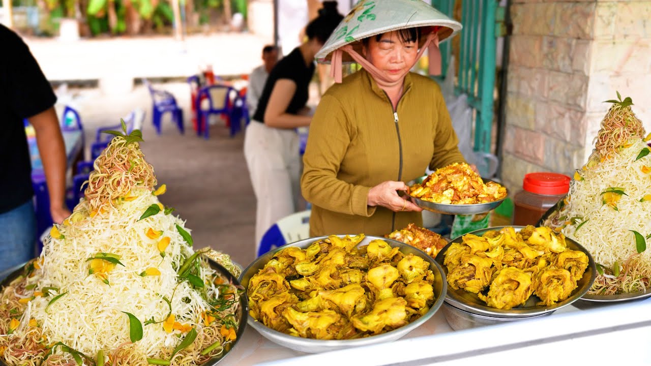 Ngon rẻ bún cá có mâm rau chuối hột sắp xếp như tháp núi cực đẹp, khách tìm đến ăn tấp nập