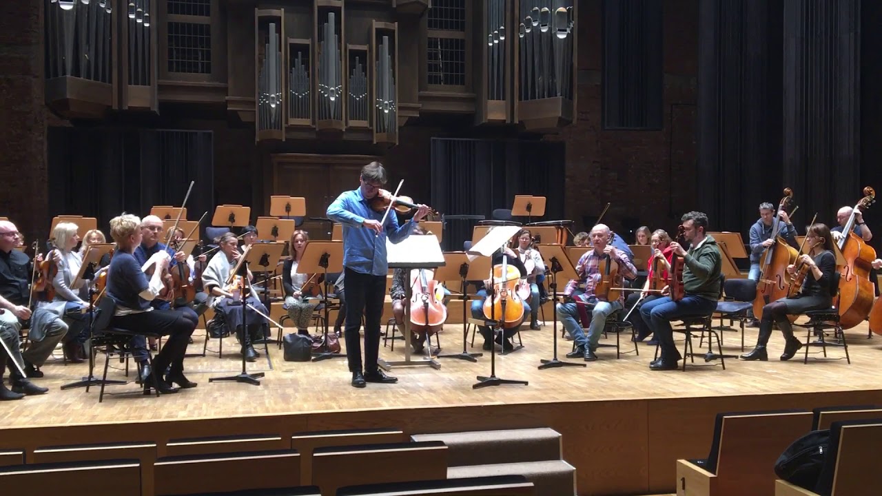 Piotr Pławner w Filharmonii Lubelskiej &ndash; Koncert skrzypcowy Ph. Glassa (fragment z pr&oacute;by)