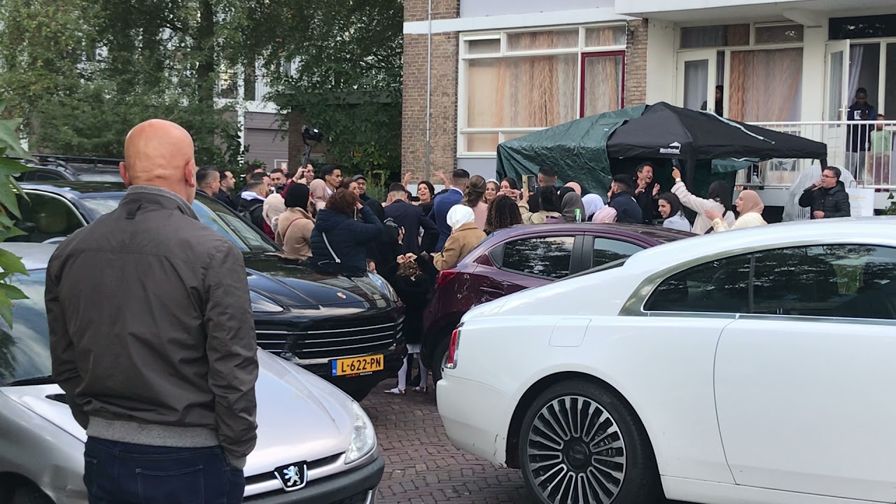 Bruiloftsstoet in den haag! Politie komt er bij!