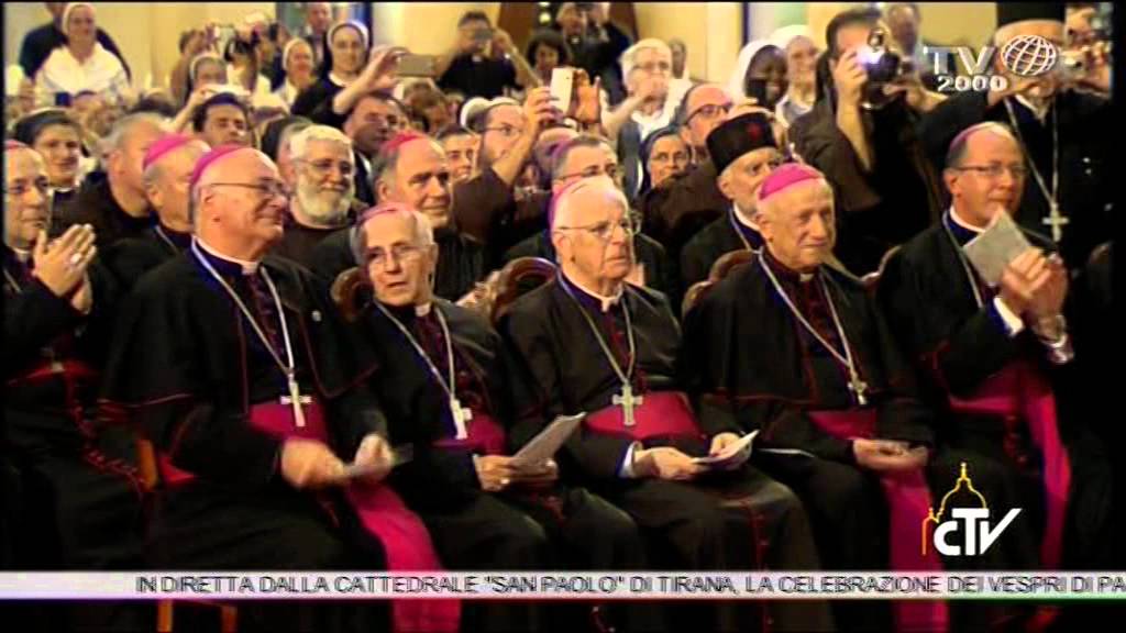 L'abbraccio a don Ernest Simoni e la commozione di Papa Francesco in Albania