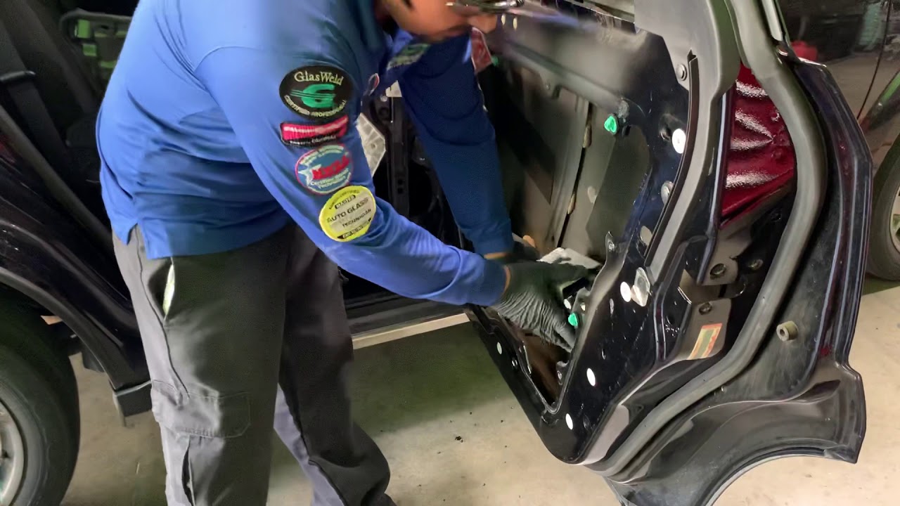 Замена сложного дверного стекла на Jeep, Chrysler и Dodge в автостекле Alfredo’s Auto Glass