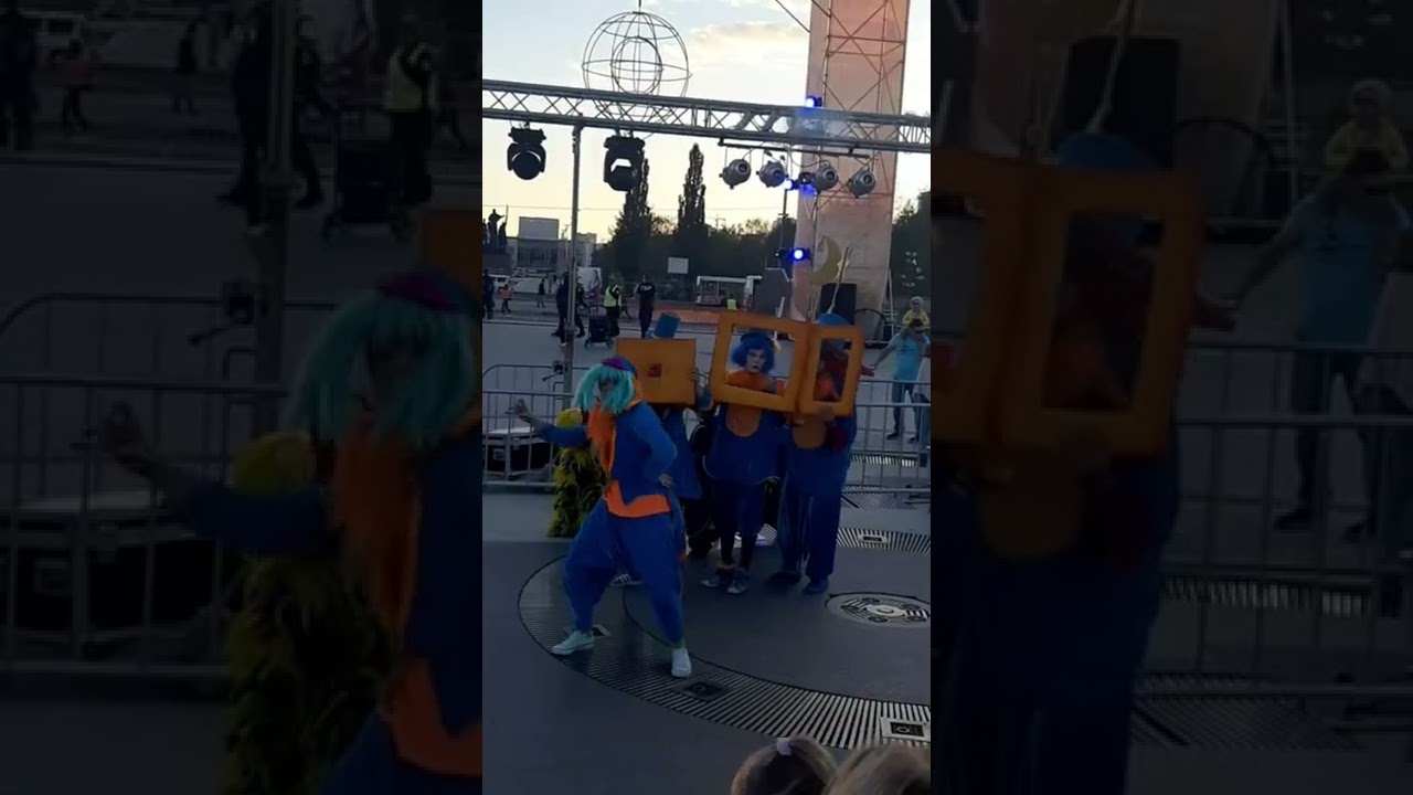 Уличный спектакль Strangers (walking act)